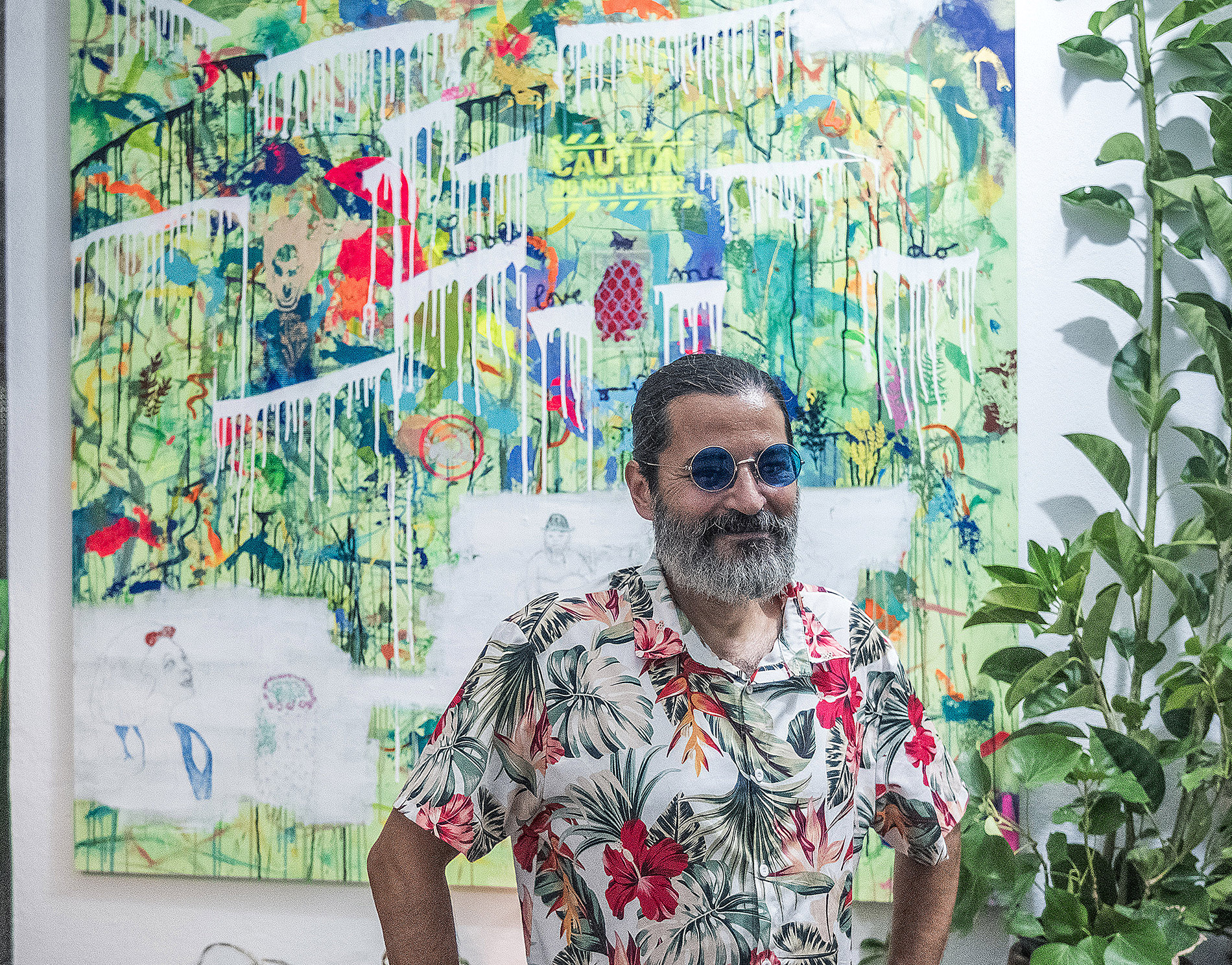 Raphael zelfa in front of the narrative urban abstract expressionist painting of 170*170cm during the Gran Migjornale