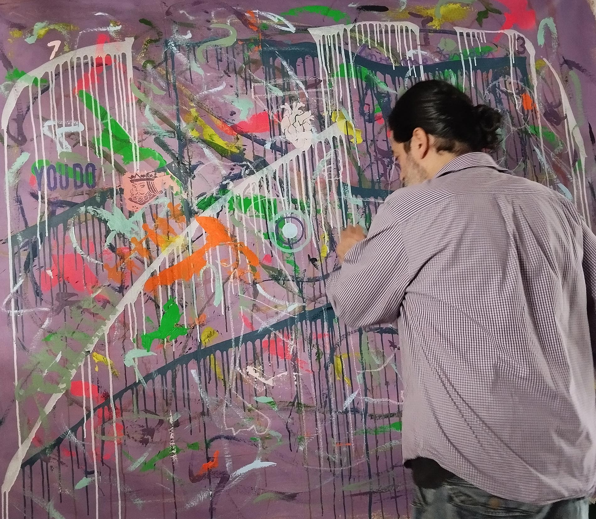 Raphael zelfa working on his narrative urban abstract expressionist painting "Love me tender" in his studio in Menorca